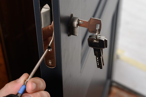 How Emergency Locksmith Services Help Protect Your Home and Business